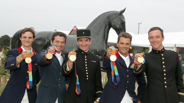 Leur belle médaille d’or collective, Cédric Lyard, Nicolas Touzaint, Jean Teulère, Arnaud Boiteau et Didier Courrèges avaient dû attendre le 25 septembre 2004 pour la récupérer officiellement, à l’occasion du RIDE au haras de Jardy.