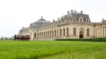 L’hippodrome des Princes de Condé et les Grandes Écuries de Chantilly sont des hauts-lieux français pour les courses hippiques.