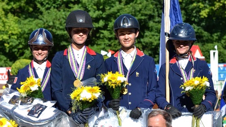 Gaëtan COuzineau, Albain Moulière, Lilou Lourde Rocheblave et Lisa Gualtieri ont été sacrés champions d'Europe de concours complet poney, à Kaposvar.