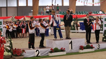 Jacques Ferrari a été sacré champion d'Europe de voltige au terme d'un duel serré avec l'Allemand Erik Oese © Barny Thierolf