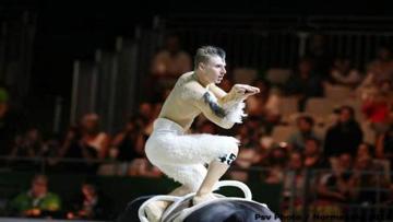 Jacques Ferrari s'est envolé vers la victoire et est devenu champion du monde de voltige lors des Jeux équestres mondiaux, aux côtés de François Athimon et de Poivre Vert. Photo PSV Morel 