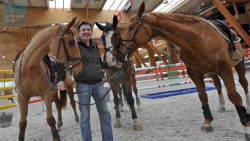 Philippe Rossi, présentant des chevaux destinés à la vente à l'amiable.