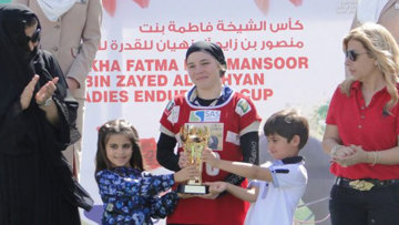 Nina Lissarrague monte sur le podium, le 16 février, à Abu Dhabi (UAE) avec la course d'endurance Ladies Cup. Crédit DR.