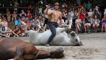 Le fabuleux artiste équestre espagnol, Santi Serra, se produira gratuitement ce week-end, à Fontainebleau, à l'occasion du Grand Prix Classic. Crédit Carles Lopez Horseandnature.com