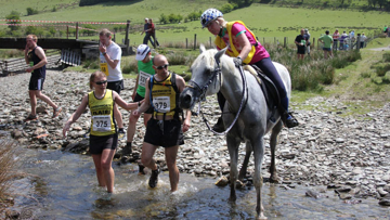 Les chevaux et les hommes courent ensemble, et s'affrontent dans une course originale, le Horse vs Man Marathon. Crédit Sebastien Duval