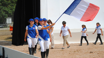 Bénédicte emboîte le pas à son équipe lors de la cérémonie d'ouverture (Crédit DR)