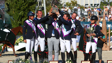 Philippe Guerdat, Patrice Delaveau, Penelope Leprevost, Simon Delestre, Eugenie Angot et Aymeric De Ponnat sur le podium à Barcelone. Crédit Scoopdyga