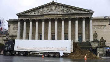 Les forces de l'ordre ont mis plusieurs heures à dégager le fumier. Crédit DR