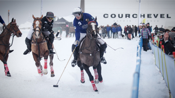 Lors de la finale, les équipes Ski-Bohème et Save the Rich se sont affrontés sur la neige et sous les flocons. Photo Morgane Delfosse