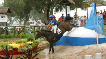 Jean Teulère et Espoir de la Mare avaient remporté la médaille d'or aux Jeux équestres mondiaux de Jerez en 2002. Photo PSV Morel