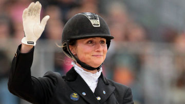 La Suédoise Minna Telde, avec Don Charly 1052, accède à la première marche du podium. © Scoopdyga 