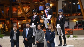 Le podium juniors avec en tête Charlotte Charrier suivie de Laura Etey et Charlotte Cassen félicitées par Emmanuelle Schramm, Lionel Dutranoy, Marina Caplain Saint André, Muriel Leonardi. Photo Camille Judet-Cheret