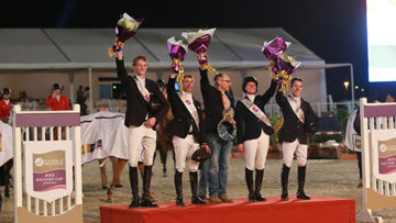 L'équipe des Pays-Bas victorieuse à Al Ain  ©FEI/Neville Hopwood