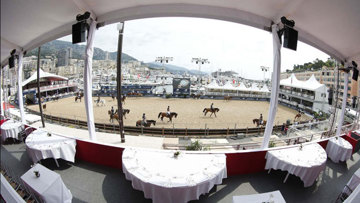 Hier, les cavaliers étaient déjà à l'entrainement sur la piste du Port d'Hercule. ©Stefano Grasso/Longines Global Champions Tour 