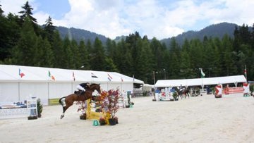 Le National de Villars-Gryon, situé dans les Alpes suisses, offre un cadre splendide et dix jours de compétitions © Jumping de Villars-Gryon