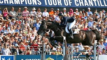 Devant plusieurs milliers de spectateurs, Beezie Madden a inscrit pour la première fois son nom au palmarès du Grand Prix GCT de Chantilly, en selle sur Cortes C. Photo RB Presse