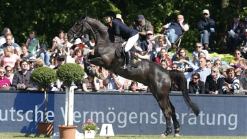 Edwina Tops-Alexander, ici avec Ego Von Orti  lors du Gobal Champions Tour de Hambourg, tentera de conserver la pôle position. Photo Stefano Grasso/Longines Global Champions Tour