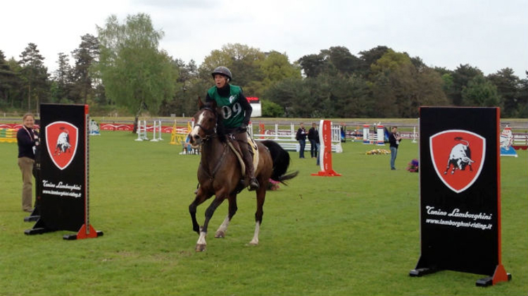 Au bout de 90 km, Dorothée Rossez et Pyrite ont réalisé un fantastique sprint final sur le mythique terrain du Grand Parquet de Fontainebleau, pour l'arrivée de la course Amateur 1 Grand Prix vitesse libre. ©CdY