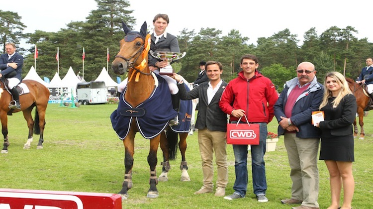 Après avoir remporté le Grand Prix Pro 1 la semaine dernière, Mathieu Laveau s'est imposé aujourd'hui dans le Grand Prix du CSI 1*. Photo PSV Morel