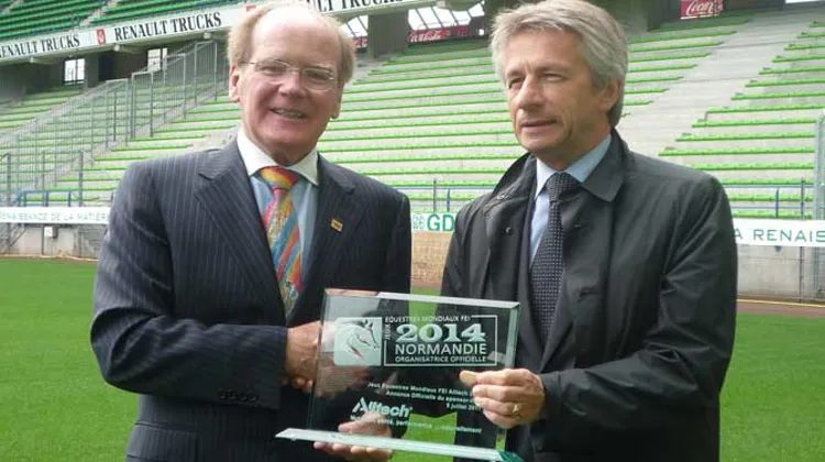 Le Dr. Pearse Lyons et Laurent Beauvais sur la pelouse du Stade d'Ornano.