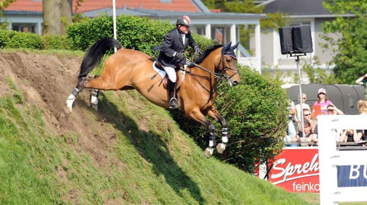 Hugo Simon, ici avec Caldato, sur la fameuse butte du Derby de Hambourg, a établi le record du vainqueur le plus âgé en Grand Prix à soixante-dix ans! Photo Scoopdyga