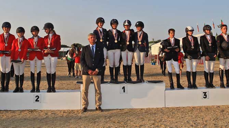 Les Bleuettes sur la première marche du podium aux championnats d?Europe Jeunes. Photo FEI