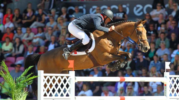 Roger-Yves Bost et sa singulière Castle Frobes Myrtille Paulois ont été proclamés champions d?Europe, le 25 août à Herning. Photo Scoopdyga