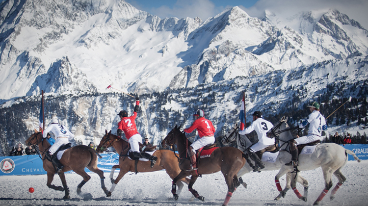 À Val d'Isère, la première étape du Polo Masters Tour s'est déroulée au pied des pistes. Photo Morgane Delfosse