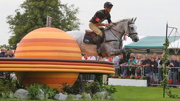 Grâce à un quasi-maxi (0,8 point de temps dépassé) puis à une seule faute aujourd'hui dans l'hippique, le Néo-Zélandais Andrew Nicholson s'est imposé de belle manière dans le prestigieux CCI 4* de Burghley, en Grande-Bretagne. Crédit Fiona Scott-Maxwell/F