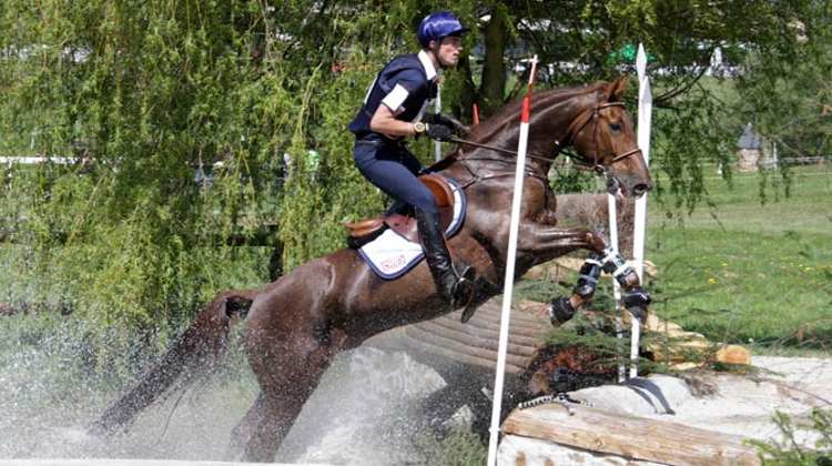 Arnaud-Etienne Ducoin et Obélix de Mai font partie des douze couples qui représenteront la France dans la catégorie Jeunes cavaliers aux championnats d'Europe © PSV Morel