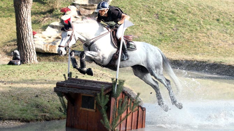 Cédric Lyard et son Cadeau du Roi, ici au CICO 3* de Fontainebleau, en mars, feront partie des Français au Pin. (Photo Scoopdyga)