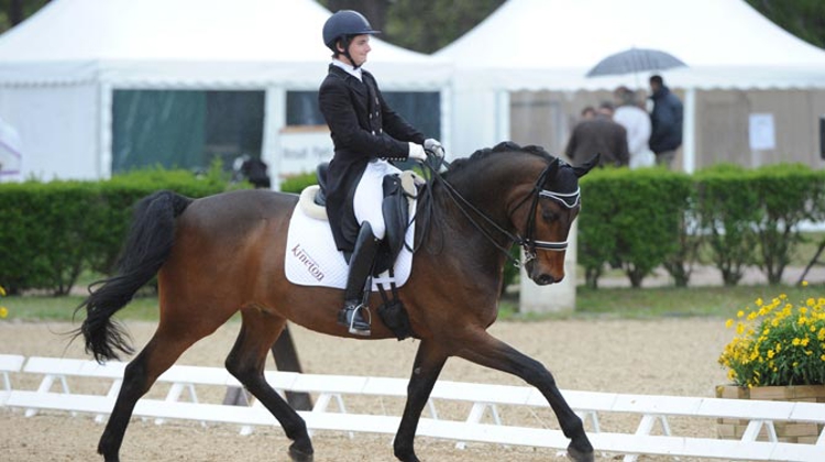 Corentin Pottier associé à Gotcha, vice-champion de France en Pro 2 à Saumur, participe aux championnats de France de dressage au Mans dans la catégorie Jeunes Cavaliers. © Les Garennes