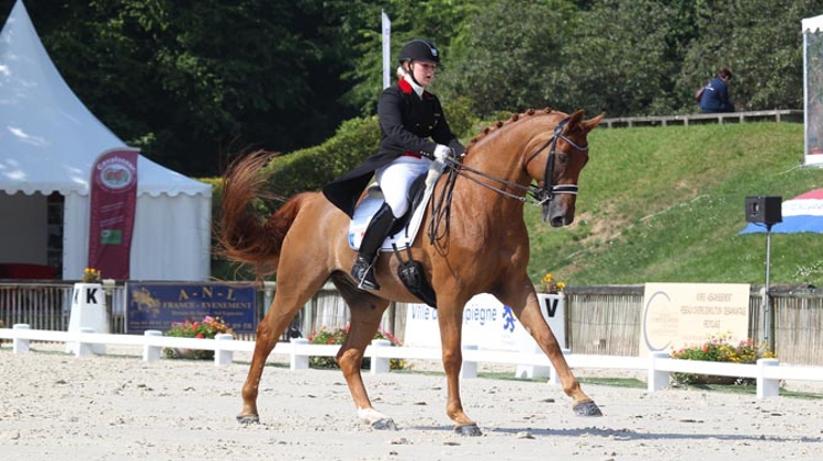 Katia Bues, associée à Rozdimont Soneca, ici aux championnats d'Europe à Compiègne, a remporté les championnats de France Jeunes Cavaliers au Mans. © PSV Morel