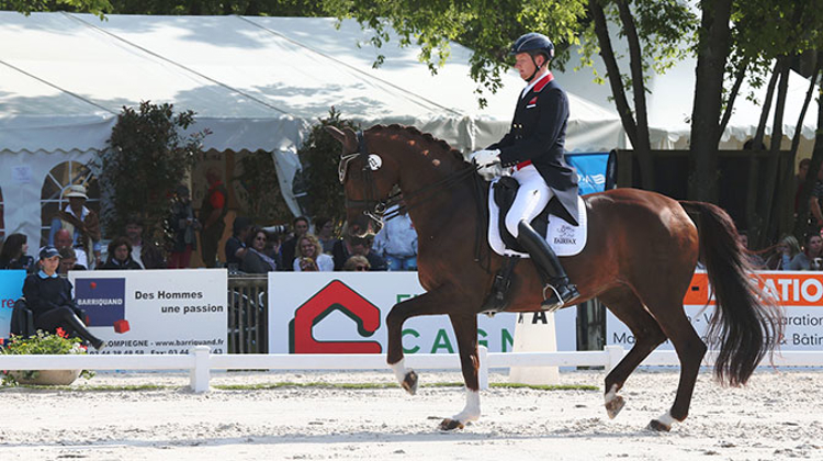 Gareth Hughes et DV Stenkjers Nadonna ont fait entonner God Save The Queen à Compiègne, cet après-midi. Photo PSV Morel