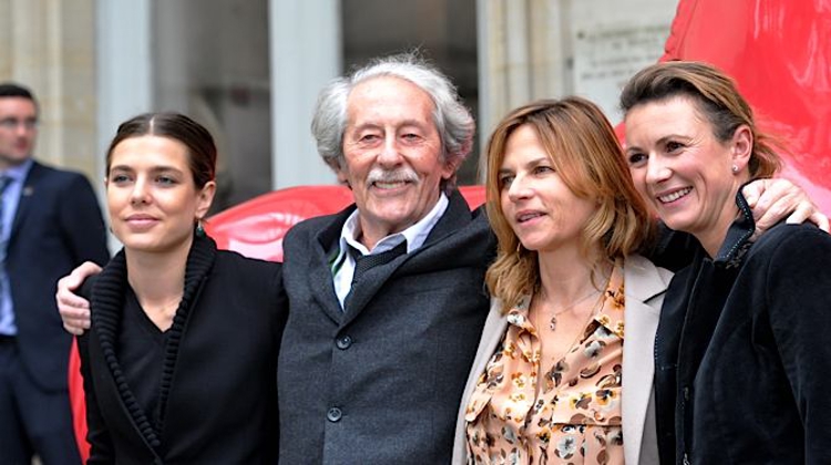 Lors de la conférence de presse annonçant le CSI 5* du Salon du cheval de Villepinte, Jean Rochefort a posé devant les photographes entouré de Charlotte Casiraghi, Virginie Coupérie et Pénélope Leprévost. Crédit Marie-Anaïs Thierry