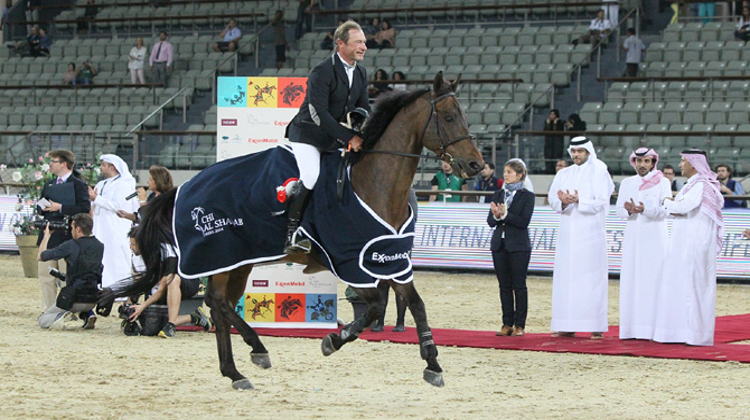 Michel Hécart a remporté à Doha, en selle sur Nokia de Brekka, la première épreuve du CSI 5*. Photo ALSHAQAB LIBRARY