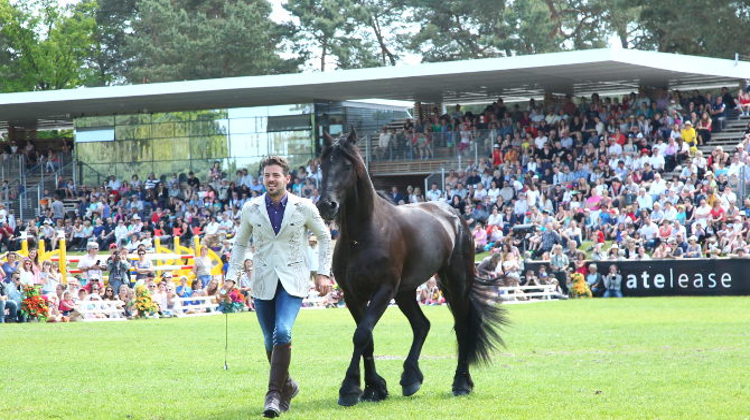 Le public est venu nombreux admirer tout le talent de Santi Serra. Photo PSV Morel