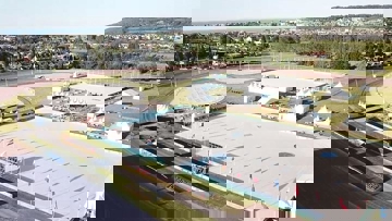 Vue aérienne du Cabourg Classic, avec ses deux paddocks, ses deux pistes de compétition, toutes rénovées par Toubin&Clément et son village exposant. 