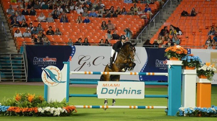 Sur une pelouse peu habituée au appels et réceptions de saut d'obstacles, Beezie Madden et la bouillante Via Volo ont remporté le Grand Prix, cette nuit à Miami. Photo Pixizone