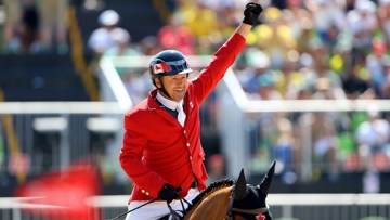 Éric Lamaze lève le poing en 2016 à Rio de Janeiro, où il a décroché le bronze individuel grâce à Fine Lady 5. 