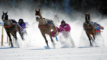 Trois courses de ski-jöring se déroulent chaque année sur le lac gelé de Saint-Moritz, en Suisse.