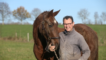 Luc Henry pose ici avec Athina Heureka Z, petite fille de Liscalgot par Agana van het Gerendal Z.