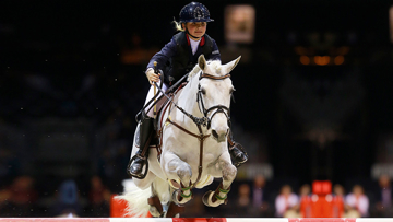 Anna Szarzewski sur Vaughan de Vuzit au Jumping de Bordeaux en Février 2020