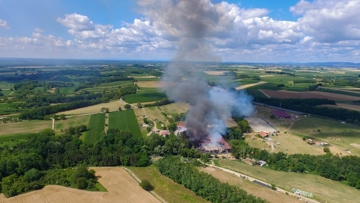 L'impressionnant incendie était visible depuis plusieurs kilomètres à la ronde.