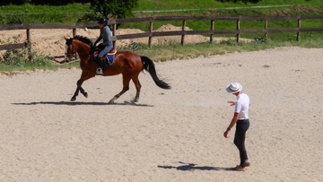 Maxime Kinet, moniteur au poney-club de Savennes, conseille ici Florine Huet et sa prometteuse fille de Plot Blue, Dolce Blue du Montet. 