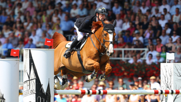 Prêt À tout, vainqueur du Grand Prix d'Aix-la-Chapelle avec Marcus Ehning, est né dans le Rhône.