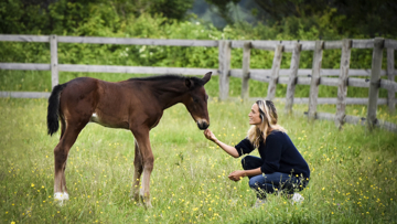 Aurélie Labbé et la mascotte de l'écurie TMA Stables, Kiss Me Cariño