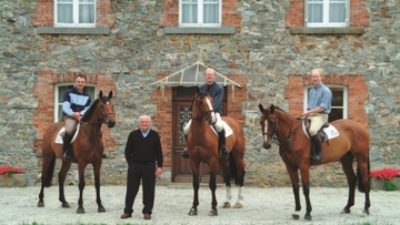 Bertrand, Alexis, Hubert et Alain Pignolet posent au haras d’Elle en 2012.