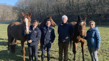 Dans un pré de Nantuel, on retrouve ici Arthur, Eliott, Jacques et Marie-Laure, les trois générations qui font vivre ce bel élevage berrichon.