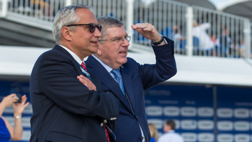 Ingmar de Vos en discussion avec Thomas Bach, président du Comité international olympique, lors des Jeux équestres mondiaux de Tryon, en septembre 2018 aux États-Unis.